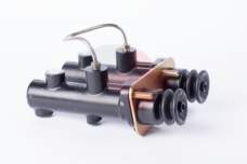 POMPKA HAMULCA NOŻNEGO CAT KOPARKO-ŁADOWARKA SERIA B C D